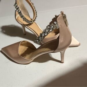 Jewel Badgley Mischka Women's Robles Pointed Toe Dress Pumps Champagne